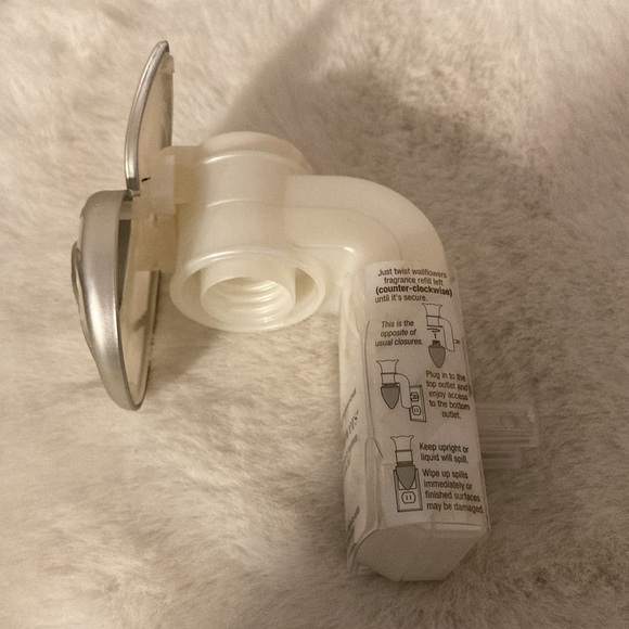 Bath and Body Works Wallflower Shell Fragrance Plug In - Picture 3 of 5